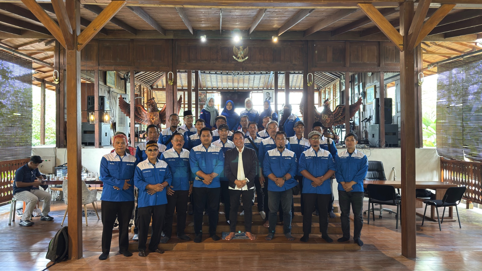 Ketua DPD Partai PAN Abdus Salam Lepas Rombongan DPD Partai PAN Jember Ikuti Pelantikan dan Rakerwil DPD se – Jawa Timur.