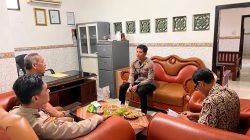 Kapolsek Krembung Sambang Desa Tanjek Wagir, Dampingi Penyaluran Bansos Baznas