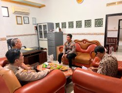 Kapolsek Krembung Sambang Desa Tanjek Wagir, Dampingi Penyaluran Bansos Baznas