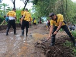 Polsek Winongan Bersama Warga Gelar Bakti Sosial Bersihkan Lumpur Pascabanjir di Desa Prodo   