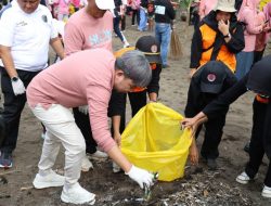 Menjawab Arahan Presiden, Gus Fawait Pimpin Ribuan Warga Jember Bersihkan Pantai