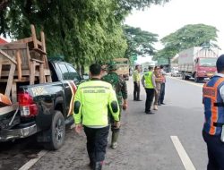 Satlantas Polres Pasuruan Tertibkan PKL dan Parkir Liar di Bundaran Sirkel Gempol   