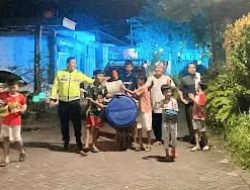 Satlantas Polres Pasuruan Bersama Warga, Gelar Patroli Sahur dan ‘Gugah-Gugah’ Bareng Warga