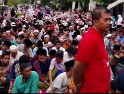 Ribuan Jamaah Padati Wakaf Abdullah Kepanjen Sumenep Sejak Siang, Pembagian Zakat Tuai Sorotan