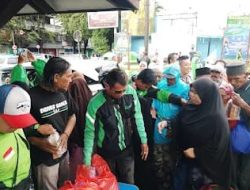 Satlantas Polres Pasuruan Ngabuburit Bareng di Saat Bulan Ramadhan Bersama Komunitas Ojol Bangil   