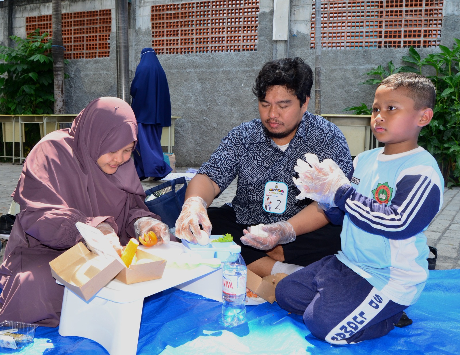 BANGUN KEAKRABAN DAN KEDEKATAN LAGI ORANG TUA DENGAN PUTRA DAN PUTRINYA MELALUI ACARA FAMILY GHATERING YANG DIADAKAN OLEH SD LUQMAN AL-HAKIM SURABAYA