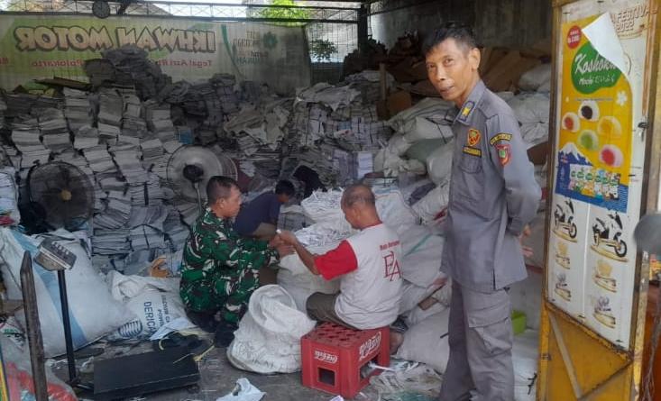Peran Serta Babinsa Joyotakan Dalam Proses Bank Sampah