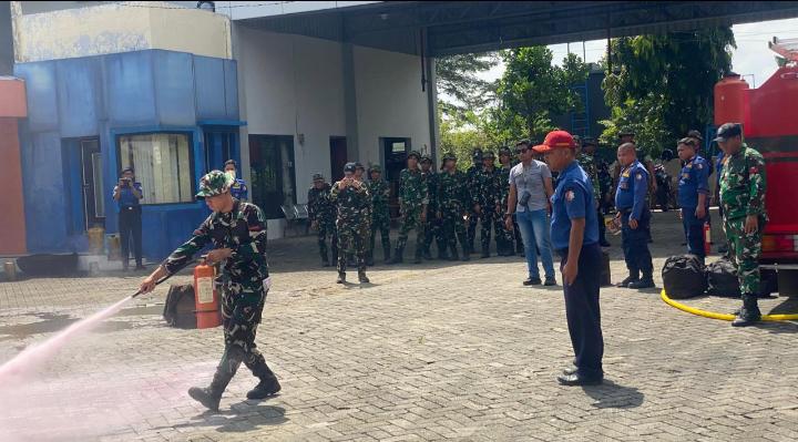 Prajurit Yonif TP 885/Belibis Putih Latihan Penanganan Kebakaran di Bojonegoro